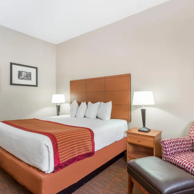 Room, King Bed, Accessible, Baymont by Wyndham Savannah/Garden City 1/5