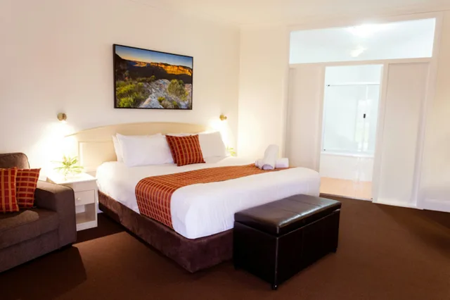 غرفة تنفيذية بسرير كوين، BOWEN INN MOTEL 1/1