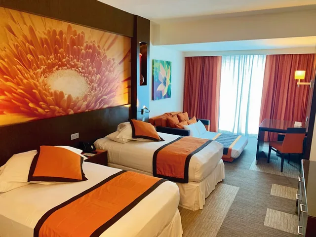 غرفة ديلوكس عائلية بسريرين منفصلين مع أريكة، Riu Plaza Panama 1/10
