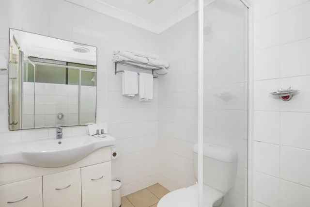 غرفة قياسية بسرير كينج وثلاثة أسرّة، Best Western Airport 85 Motel 4/5