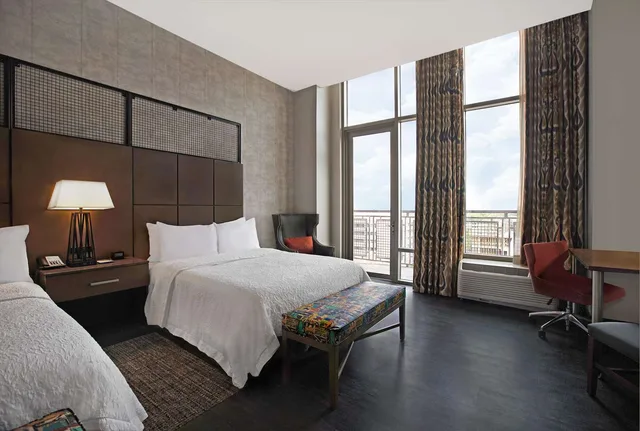 غرفة بسريرين كوين بشرفة بحوض استحمام لذوي الإعاقة، Hampton Inn & Suites Austin At The University / Capitol 7/10