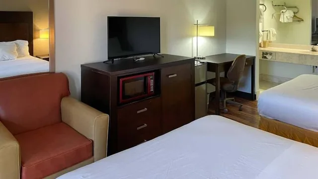 غرفة قياسية بسريرين كوين للمدخنين، Motel6 Fancy Gap, VA 4/6