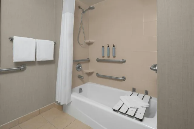 جناح استوديو بسرير كوين مع أريكة بحوض استحمام لذوي الإعاقة، Residence Inn Las Vegas Hughes Center 6/6