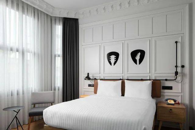 Moxy Sleeper, Guest Room, Queen Bed, City View, Sofa، Moxy Istanbul Beyoglu 1/6