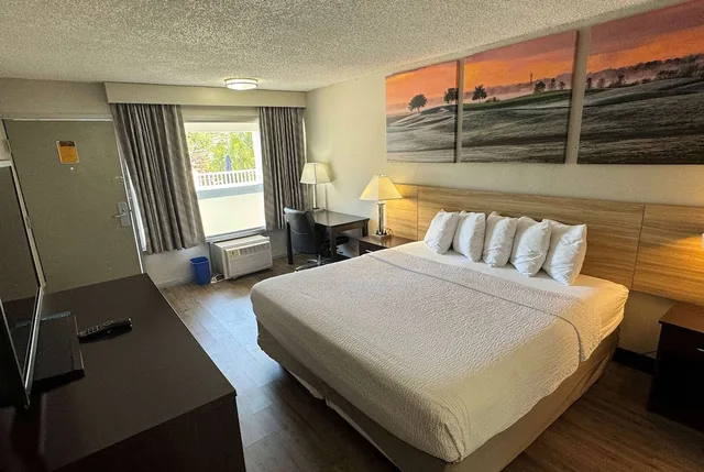 غرفة بسرير كينج لذوي الإعاقة، Days Inn by Wyndham Brooksville/Dade City 1/4