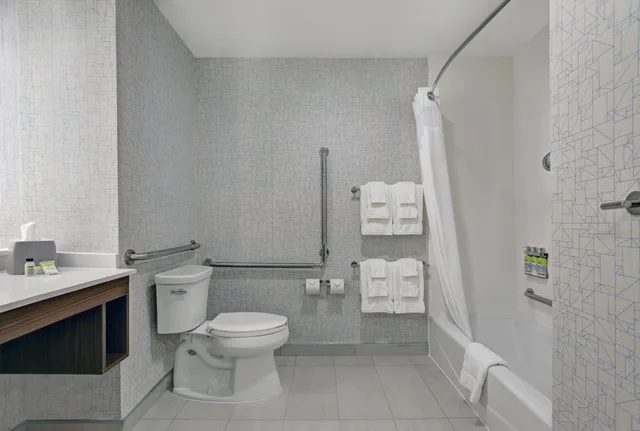 غرفة قياسية بسرير كينج وسريرين كوين لذوي الإعاقة، Holiday Inn Express And Suites Port Elgin 3/6