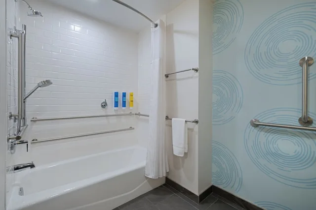 غرفة بسريرين كوين بحوض استحمام، Tru by Hilton Miramar 3/3