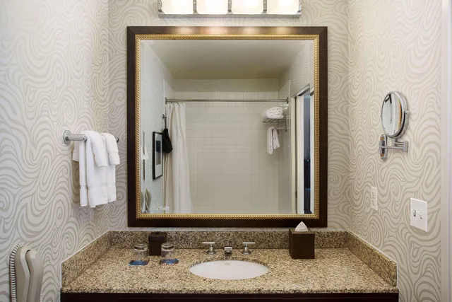 غرفة كبيرة ركنية بسرير كينج مع أريكة، Juniper Hotel Cupertino, Curio Collection By Hilton 2/2