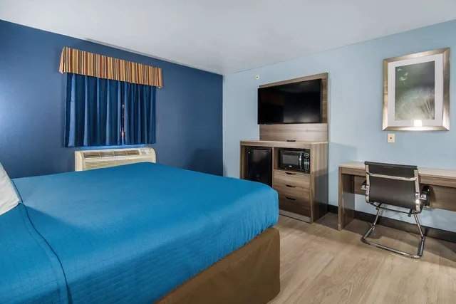 غرفة بسرير كينج، Rodeway Inn Carrollton I-35E 1/6