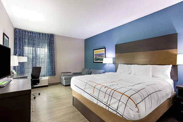 غرفة بسرير كينج، La Quinta Inn and Suites by Wyndham Cullman 3/9
