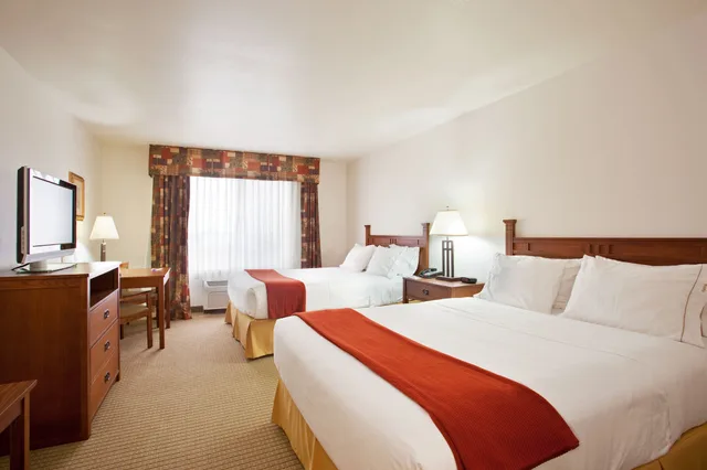 غرفة قياسية بسريرين كوين، Holiday Inn Express Hotel And Suites Mattoon 3/4