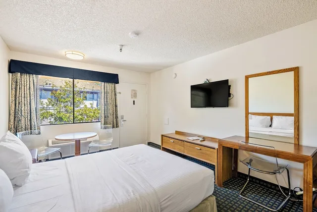 Basic, Single, Queen Bed, Downtown SLO Inn 3/10