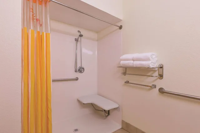 غرفة ديلوكس بسريرين كوين لذوي الإعاقة، La Quinta Inn & Suites by Wyndham Tulare 3/4