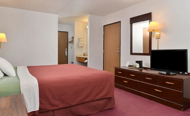 غرفة بسرير كينج للمدخنين، Americas Best Value Inn Beardstown 2/3
