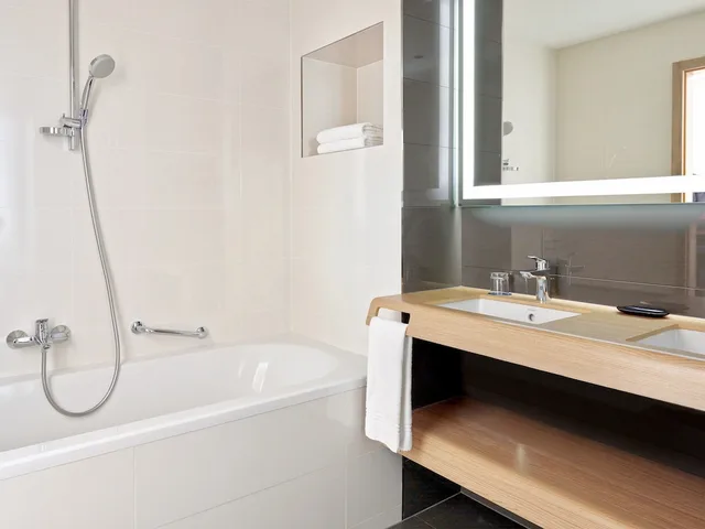 جناح تنفيذي بسرير كينج بشرفة بغرفة نوم واحدة، Sheraton Dubrovnik Riviera Hotel 1/3