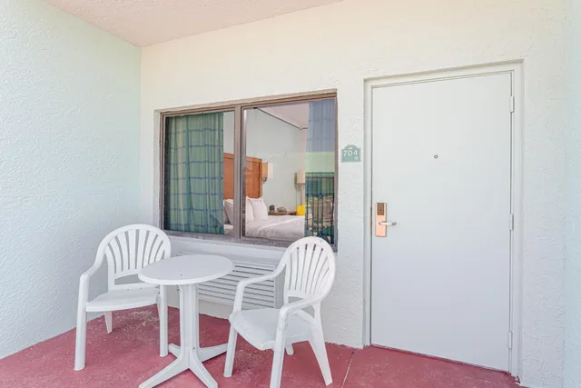 جناح بسرير كينج بإطلالة على المسبح مع أريكة، Beachside Hotel and Suites 3/5