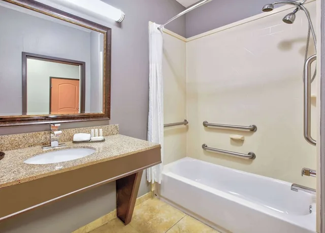 غرفة بسرير كينج لذوي الإعاقة، La Quinta Inn Suites Little Rock Bryant 4/8
