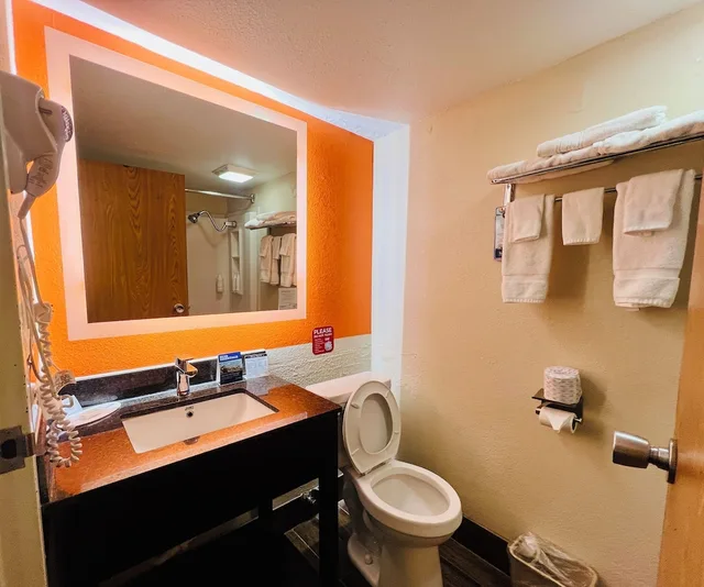 1 Bedroom, Executive, Studio, Suite, King Bed, Travelodge By Wyndham Wytheville 5/6