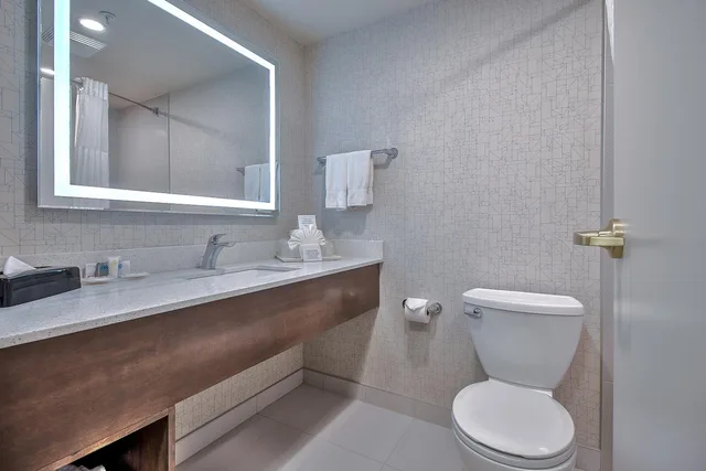 غرفة بسرير كينج وسريرين كوين، Comfort Inn and Suites South Calgary 3/5