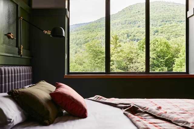 Loft, Suite, 2 Queen Beds, Trundle Bed, Mountain View، Hunter Lodge, a Bluebird by Lark 1/3