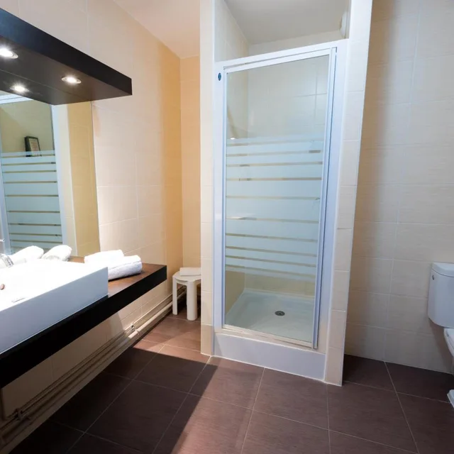 غرفة ثلاثية، HOTEL DES REMPARTS 6/7