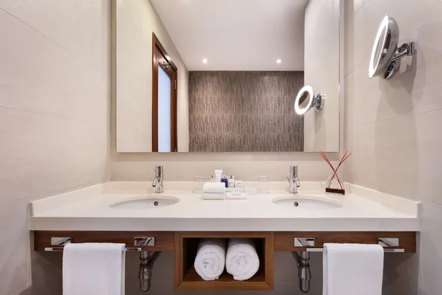 جناح بريميوم بسرير كينج بإطلالة على البحر بشرفة، Radisson Blu Resort Malta St Julians 7/8