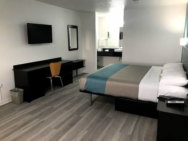 غرفة ديلوكس بسرير كينج للمدخنين، Motel6 Metropolis, IL 6/8