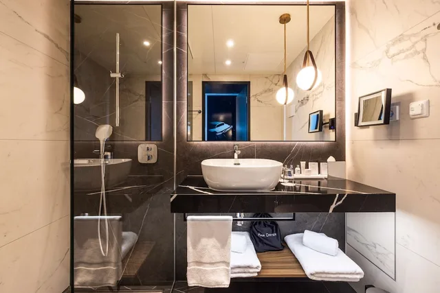 غرفة بريميوم بسرير كينج، Radisson Blu Hotel at Porsche Design Tower Stuttgart 5/5