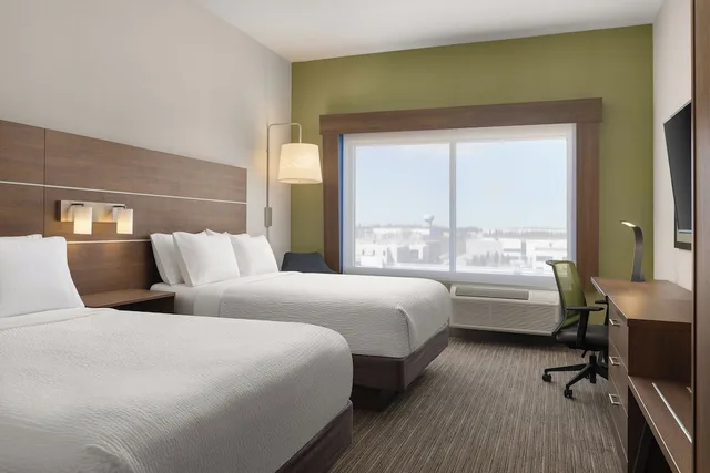 غرفة قياسية بسريرين كوين بحوض استحمام لذوي الإعاقة، Holiday Inn Express Suites Aurora 1/6