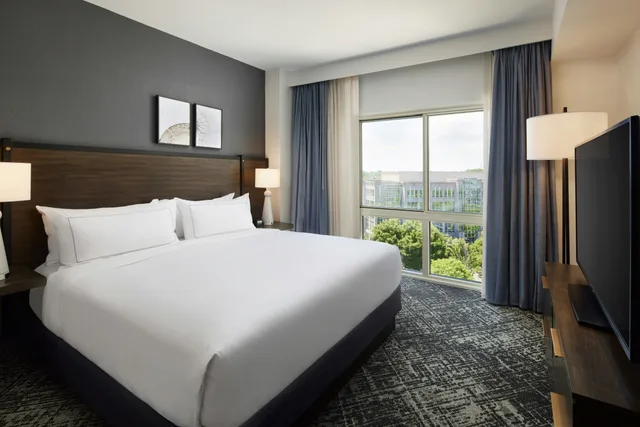 غرفة تنفيذية بسرير كينج لذوي الإعاقة، Hilton Charlotte Airport 1/4