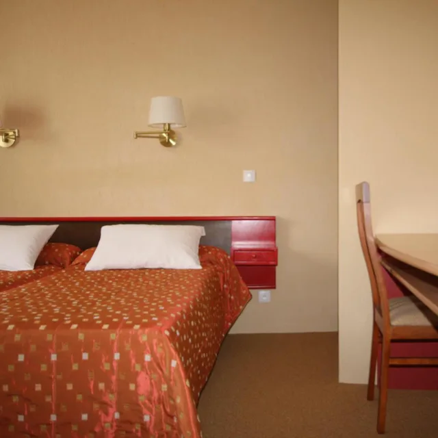 غرفة ثلاثية، Hotel Atlantic 5/10