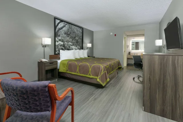 غرفة قياسية بسرير كينج للمدخنين، Super 8 by Wyndham Diberville Biloxi Area 6/10