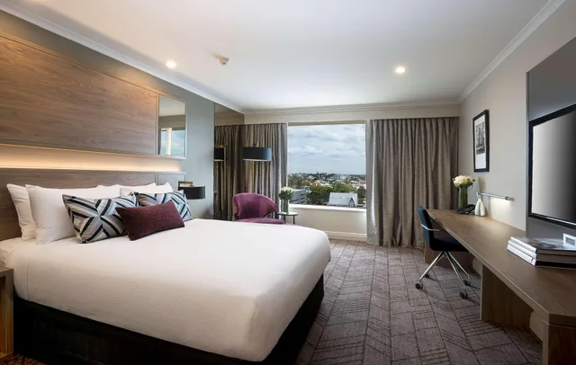 غرفة بسرير كوين بإطلالة على النهر بشرفة، Rydges South Bank 1/4