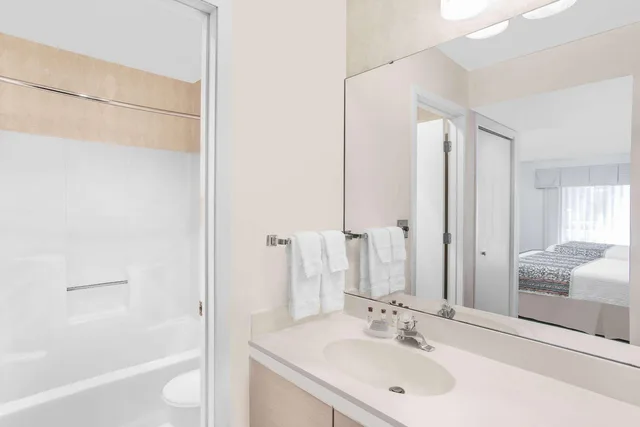 غرفة بسرير كوين لذوي الإعاقة، Hawthorn Suites by Wyndham Green Bay 1/2