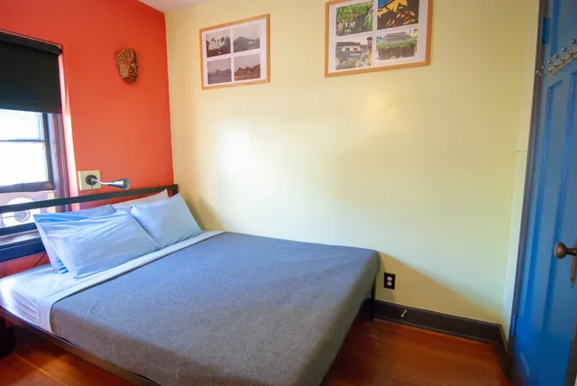 غرفة صغيرة بسرير كوين بحمام مشترك، Ocean Island Inn Backpackers Suites Hostel 2/9