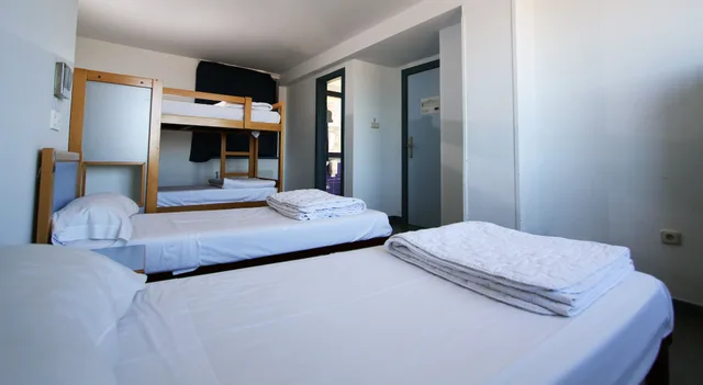 غرفة رباعية بسريرين منفصلين وسرير بطابقين بحمام خاص، Bilbao Aterpetxea Hostel 1/2
