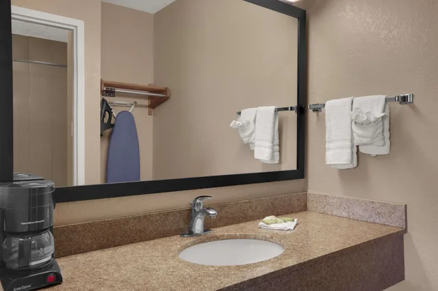غرفة قياسية بسريرين مزدوجين للمدخنين، Super 8 Fort Myers Hotel 6/6