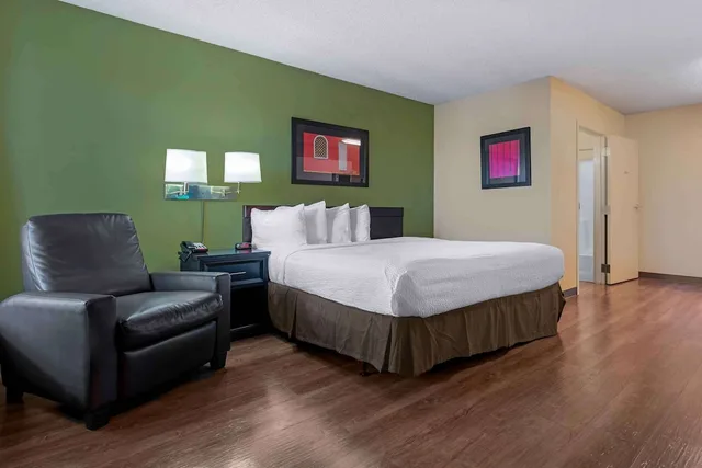 1 King Bed - Non-Smoking, Kitchen, Shower، Studio 6 Extended Stay Sacramento Arden Way CA 2/7