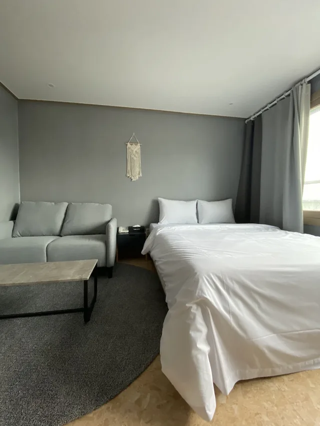 غرفة ديلوكس بسرير مزدوج بإطلالة على الجبل، Jeju Miracle Guest House 1/3
