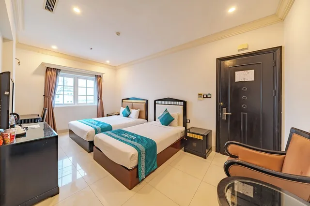 Deluxe, Triple, 1 Queen and 1 Single Bed, Partial River View، Ibiza Riverfront Hotel Da Nang 3/9