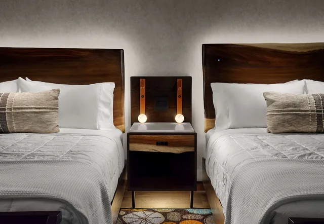 غرفة بسريرين كوين بإطلالة على الفناء لذوي الإعاقة، Sanctity Hotel Rancho Cucamonga Tapestry Collection Hilton 2/4