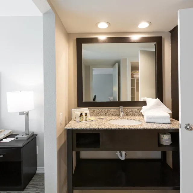 جناح بسرير كينج لذوي الإعاقة، Craigshire Suites - Arlington 4/6