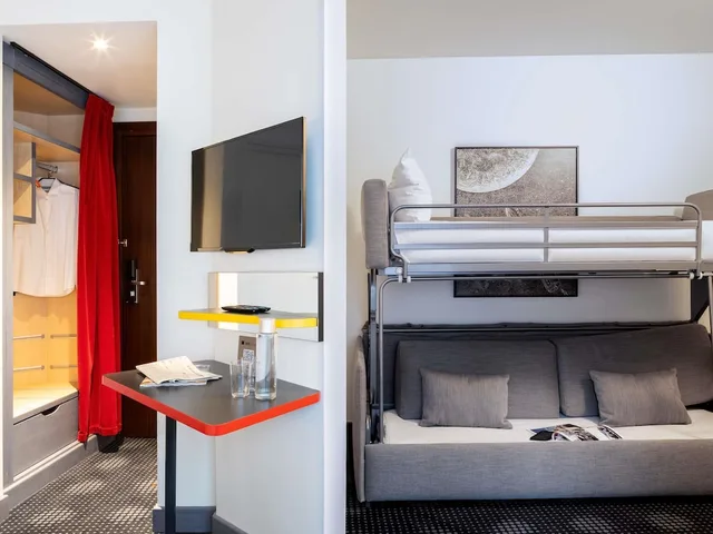Connecting, Suite, Double and Twin Beds, ibis Styles Paris Mairie de Montreuil 8/9
