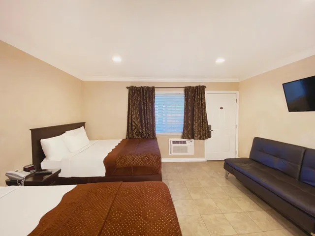 جناح متصل بسريرين كوين مع أريكة، Nite Inn 1/7