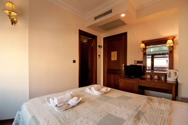 غرفة بسرير كوين بإطلالة على البحر، Emine Sultan Hotel 2/3