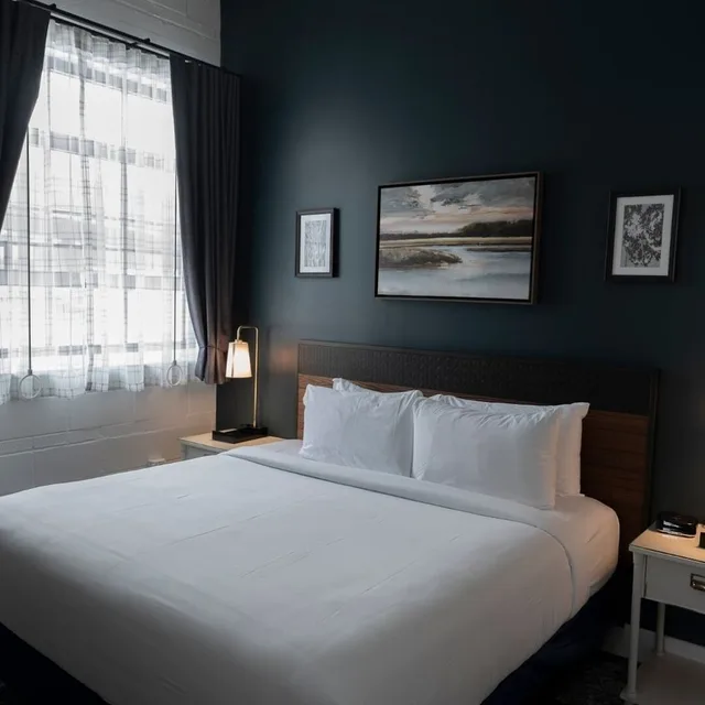 جناح بريميير بسرير كينج مع أريكة، The Confluence Hotel 1/2