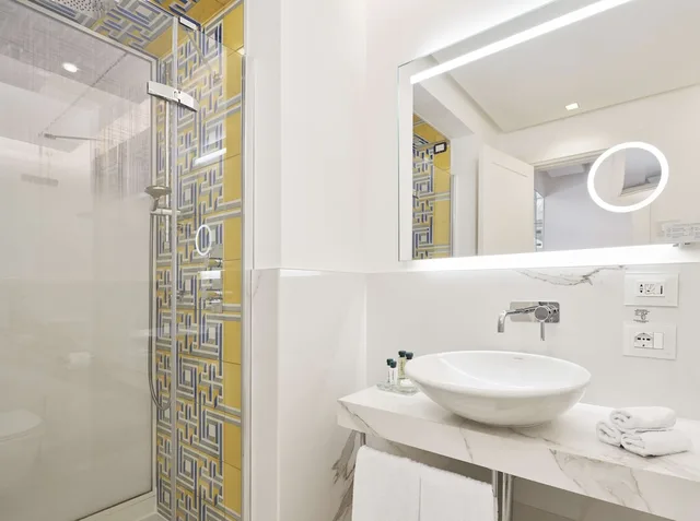 غرفة سوبيريور بسريرين منفصلين، De Bonart Naples, Curio Collection by Hilton 4/8