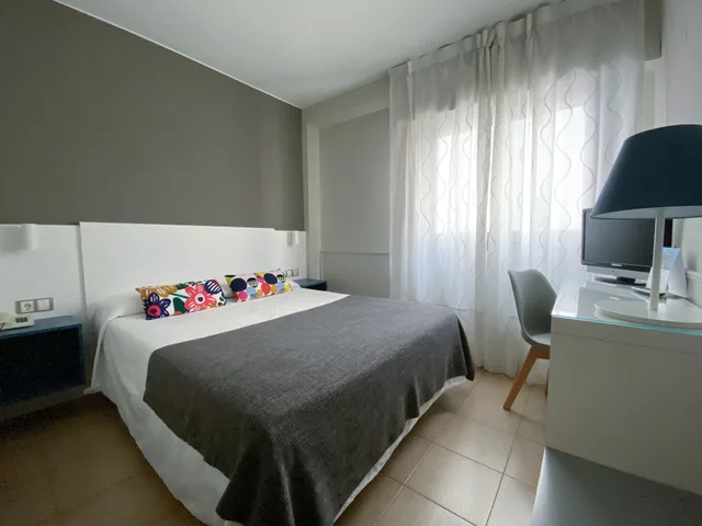 غرفة قياسية بسرير مزدوج وسريرين منفصلين، Hotel Río Arga 3/5