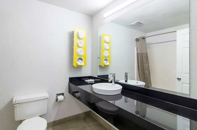 Deluxe, Suite, King Bed, Hot Tub, Motel6 Moss Point, MS 4/4