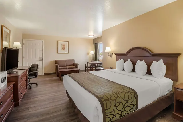 جناح بسرير كينج مع أريكة، Surestay Hotel By Best Western Fernley 2/4